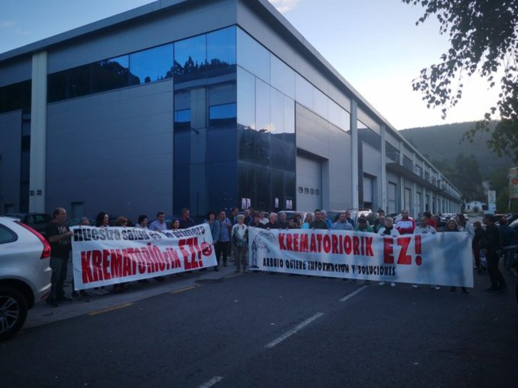 Protesta ante el pabellón industrial que puede acoger el tanatorio-crematorio.