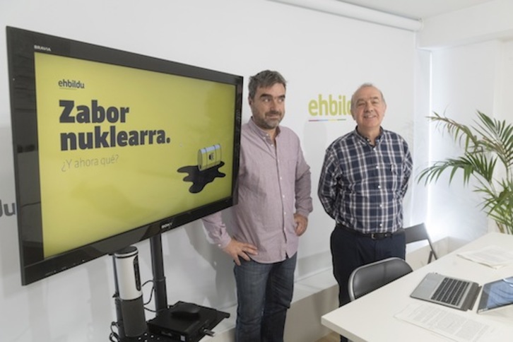 Mikel Otero junto a Iñaki Ruiz de Pinedo en Gasteiz. (Juanan RUIZ/FOKU)