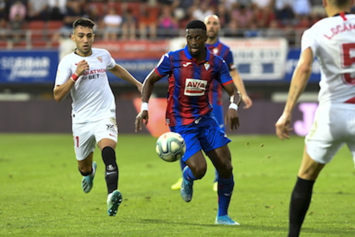 Diop encadena su tercera temporada en el Eibar. (Juanan RUIZ/FOKU)