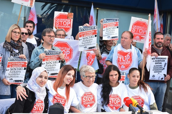 Rosa García, afectadas por los desalojos y electos de EH Bildu y EP. (STOP DESAHUCIOS)