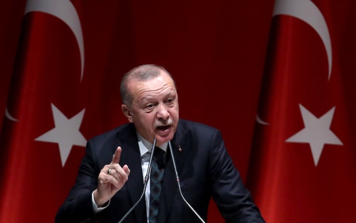 Erdogan se dirige a los líderes provinciales de su partido, el AKP. (Adem ALTAN / AFP)