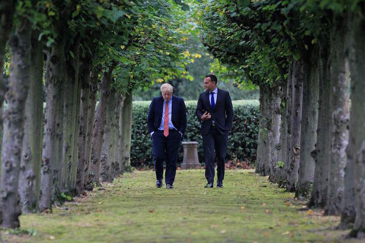 El primer ministro británico, Boris Johnson, y su homólogo irlandés, Leo Varadkar, hoy en el hotel Thornton Manor, cerca de Birkenhead, al norte de Inglaterra. (Noel MULLEN/AFP)