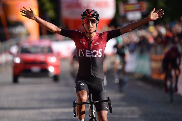 Egan Bernal alza los brazos al llegar primero en el Piamonte. (Marco BERTORELLO/AFP)