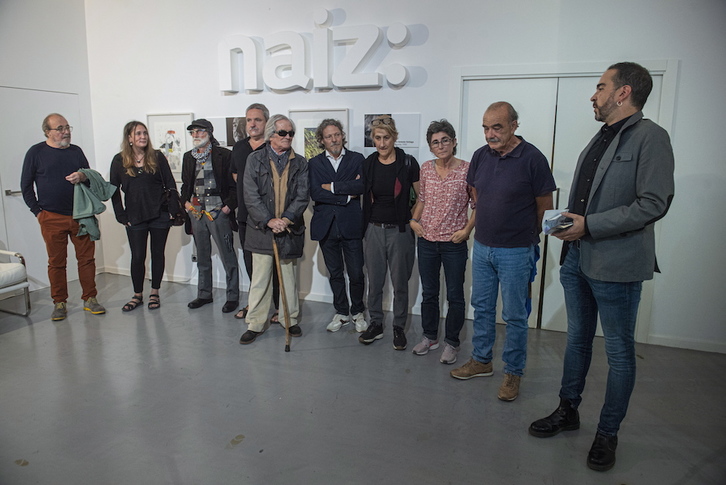 El director de GARA, Iñaki Soto, ha tomado la palabra para agradecer su aportación a los artistas que colaboran en esta iniciativa. (Jon URBE / FOKU)