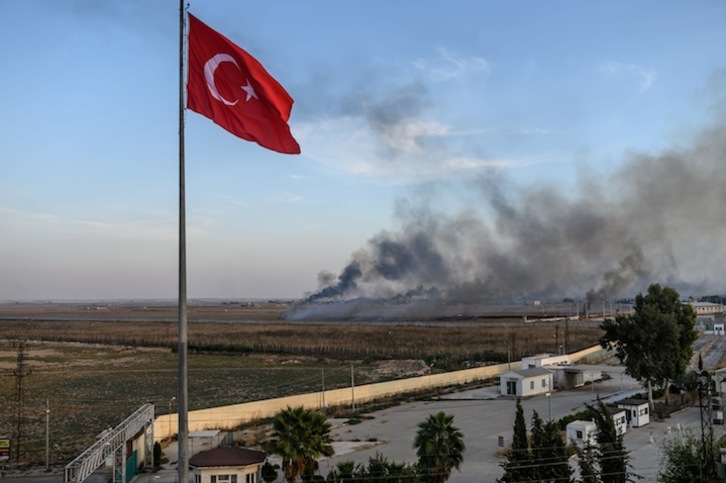 Desde territorio turco, se observa una columna de humo elevándose en la localidad siria de Tal Aybad (Bulent KILIC/AFP)