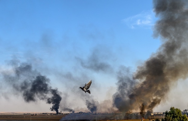Explosiones por los bombardeos turcos en Tal Abyad. (Bulent KILIC | AFP)