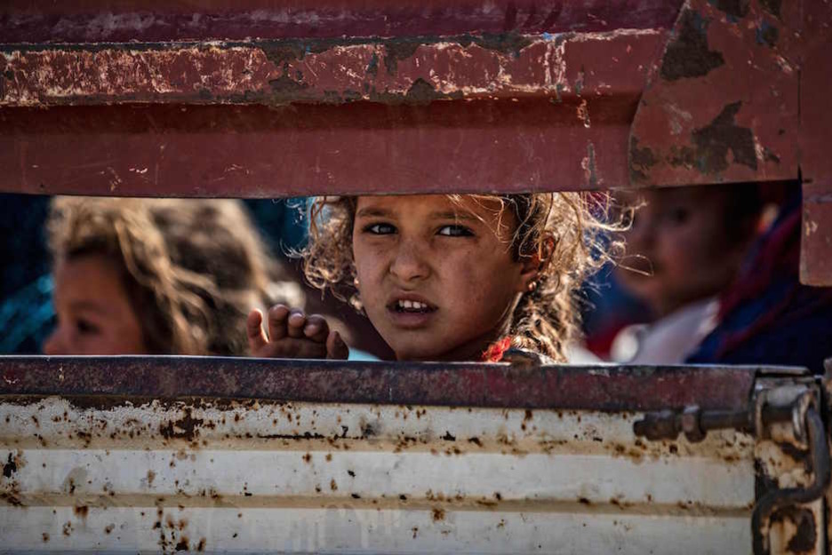 Refugiados llegan a Tall Tamr, hacia en interior de Siria, huyendo de los bombardeos turcos en la frontera. (DELIL SOULEIMAN/ AFP)