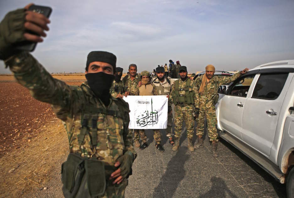Milicianos sirios pro turcos en la localidad de Akinci. (BAKR ALKASEM / AFP)