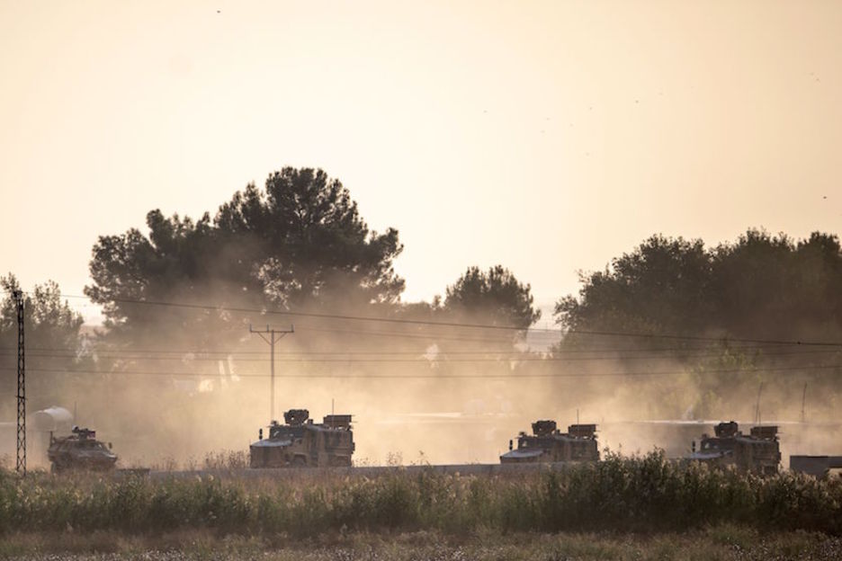 Vehículos turcos, listos para comenzar la invasión. (BULENT KILIC / AFP)