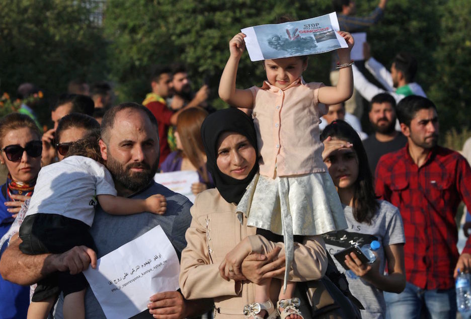 Una familia toma parte en una protesta en Arbil, en el Kurdistán iraquí. (SAFIN HAMED / AFP)