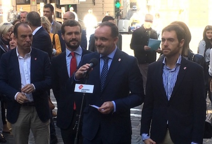 Esparza, en su comparecencia ante los medios junto a Pablo Casado.