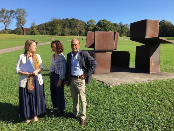 Luis Chillida, la directora del museo, Mireia Massagué, y la responsable de Educación, Nausica Sánchez, han desgranado la nueva programación. (Conny BEYREUTHER)