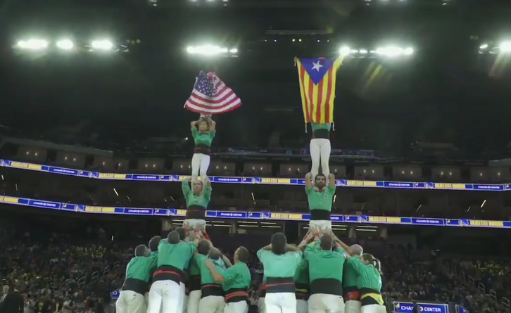 Momento en el que se despliegan las dos banderas (YOUTUBE)