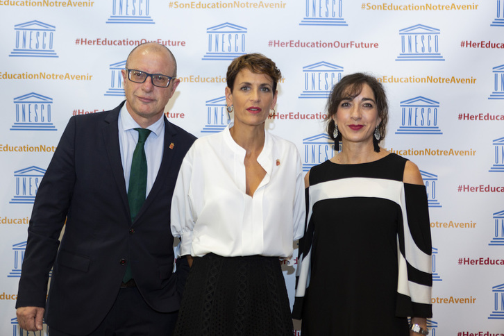 El consejero de Educación, Carlos Gimeno, y la directora general de Recursos Educativos, Begoña Unzué, flanquean a la presidenta navarra, María Chivite. (GOBIERNO DE NAFARROA)