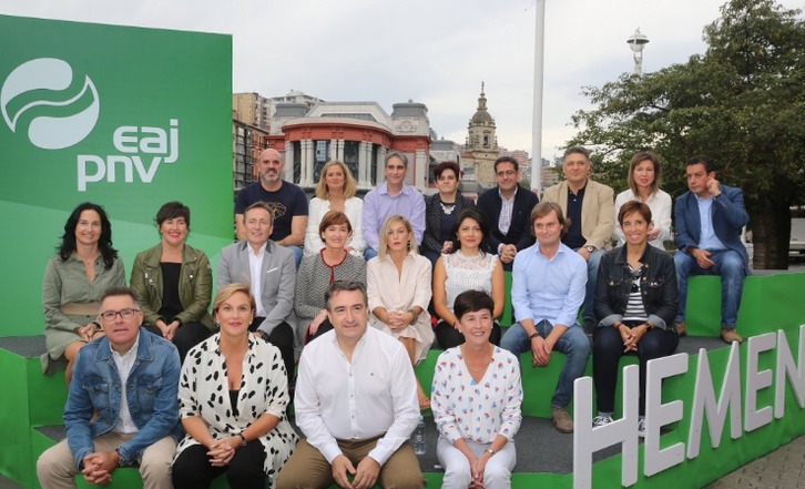 Los hombres y mujeres que conforman las listas del PNV para el Congreso y el Senado. (NAIZ)