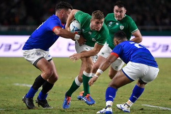 Jordan Larmour intenta zafarse de los defensores samoanos (Christophe SIMON / AFP)