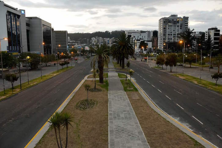 Las calles de Quito, tras el toque de queda. (Rodrigo BUENDIA / AFP)