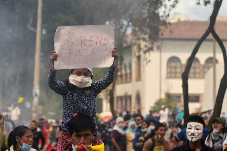 Indígenas en las movilizaciones de Quito, epicentro del levantamiento y bajo toque de queda decretado por el presidente Moreno. (Rodrigo BUENDIA | AFP)
