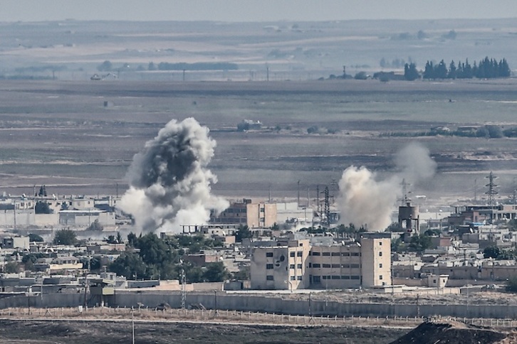 La ciudad Ras al-Ain mientras se libran combates a lo largo de la frontera en el quinto día de una ofensiva turca en Siria contra el YPG. (Ozan KOSE/AFP) 