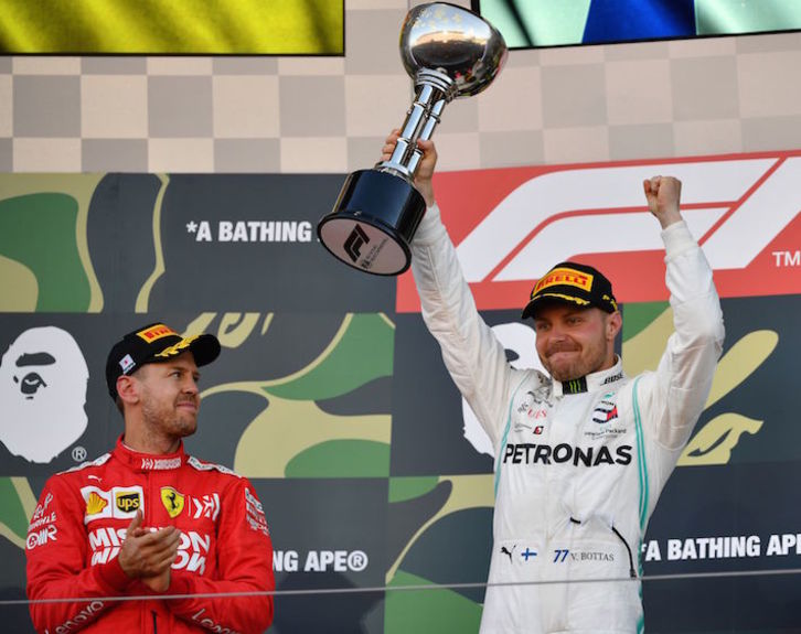 Bottas celebra su victoria observado por Vettel. (Toshifumi KITAMURA/AFP)