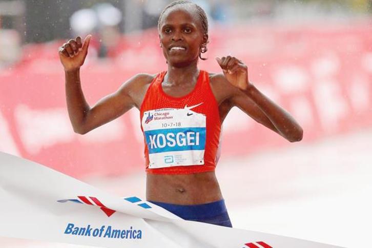 Kosgei, en el momento de llegar a la meta en Chicago. (IAAF)