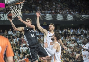 El debutante Nik Stauskas ve impotente la entrada a canasta de Ben Lammers. (Marisol RAMÍREZ / FOKU)