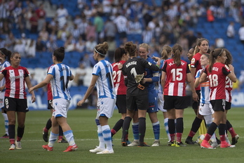 Las jugadoras se fundieron en una brazo tras el intenso derbi. (Juan Carlos RUIZ/FOKU)