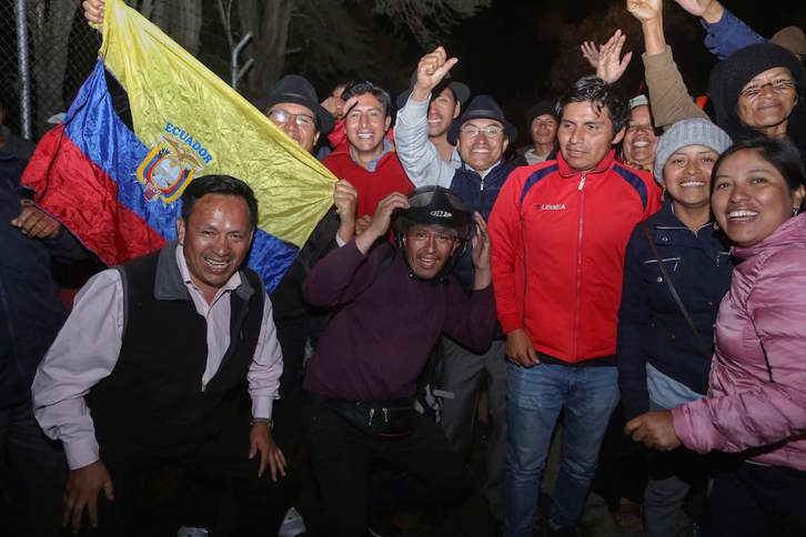 Indígenas ecuatorianos celebran el acuerdo en Quito. (Cristina VEGA RHOR/AFP)