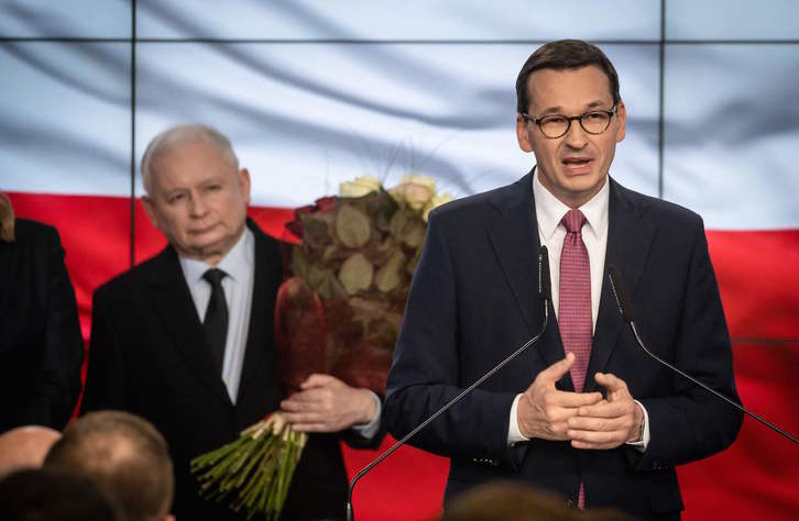 El primer ministro polaco, Mateusz Morawiecki, junto al líder del PiS, Jaroslaw Kazczynski. (Wojetk RADANSKI/AFP)