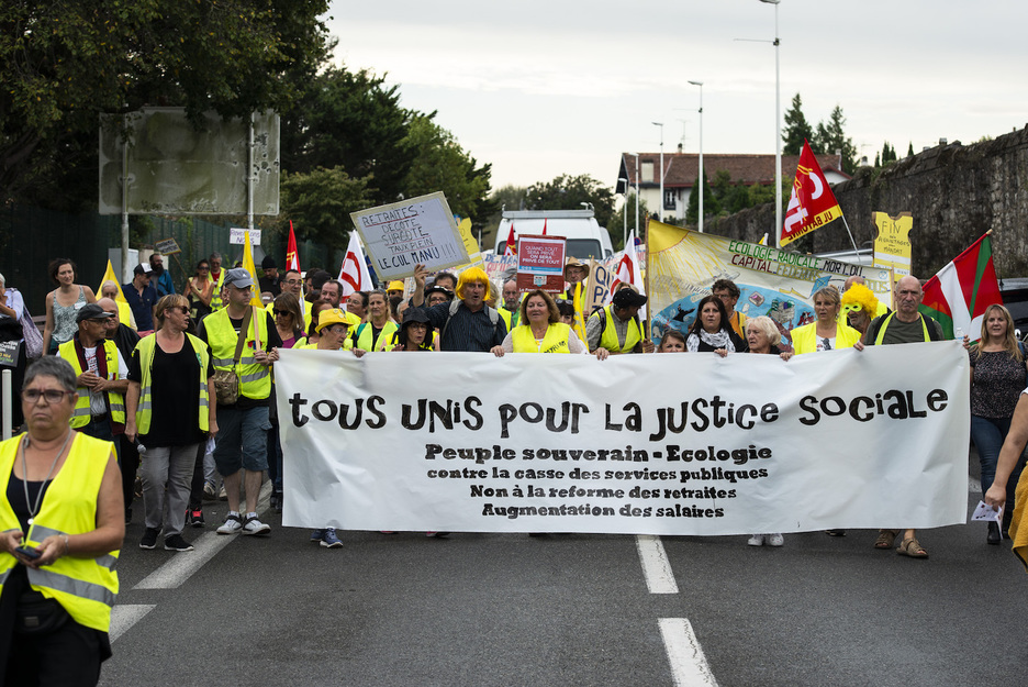 Le parcours a mené la manifestation de l'Esplanade Roland Barthes à la gare SNCF en passant par le centre hospitalier de la Côte Basque, le tribunal de Bayonne et l'hôtel de ville de Bayonne. © Guillaume FAUVEAU