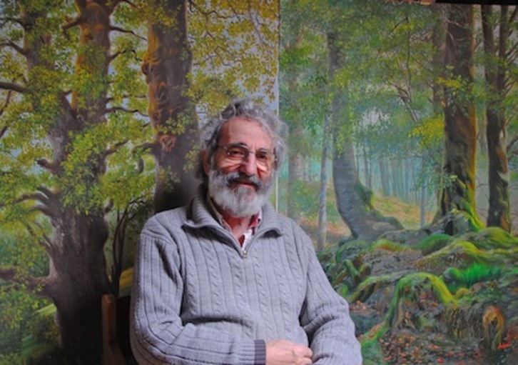 ‘Artzai’ posa delante de una de sus creaciones. (Iñaki VIGOR)