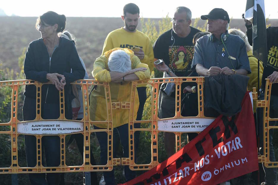 Reacción a las puertas de la cárcel de Lledoners tras conocerse la sentencia. (Josep LAGO/AFP)