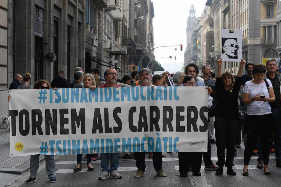 «Volvemos a la calle», proclama esta pancarta en Barcelona. (Lluís GENÉ/AFP)