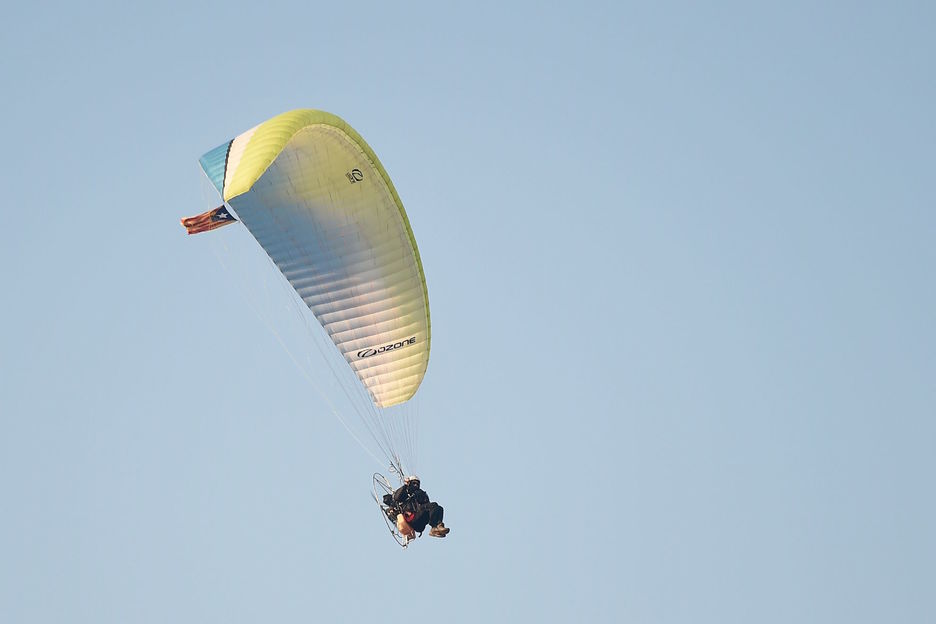 Un paracaidista sobrevuela la cárcel de Lledoners con una estelada. (Josep LAGO/AFP)