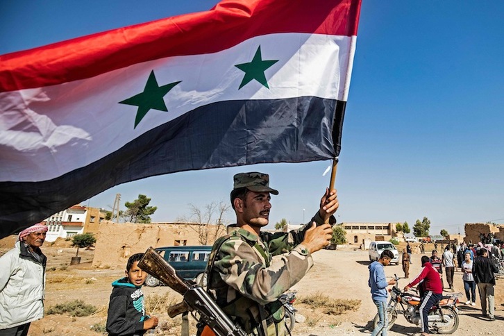 Un soldado sirio desplegado en la zona kurda. (Delil SOULEIMAN | AFP)