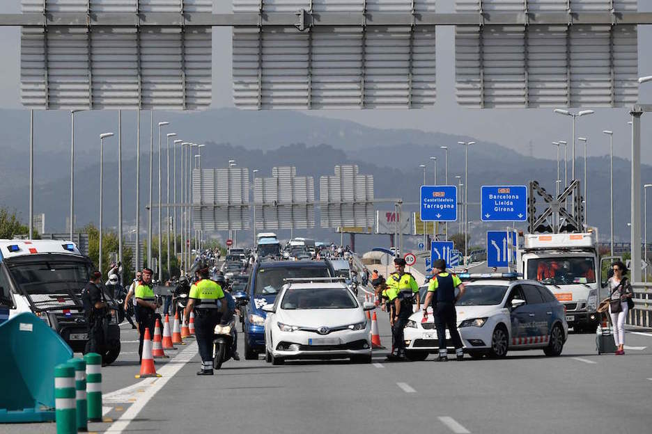 Controles policiales en los accesos al aeropuerto de El Prat. (Lluís GENÉ/AFP)