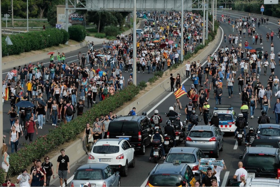 Estudiantes, camino al aeropuerto. (Pau BARRENA | AFP)