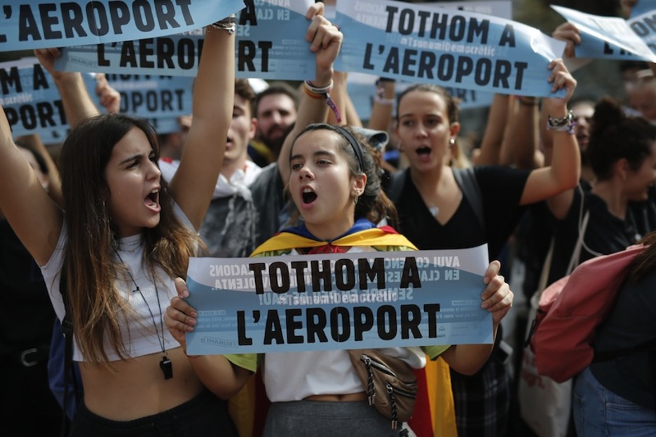 «Todos al aeropuerto», consigna de Tsunami Democratic. (Pau BARRENA | AFP)