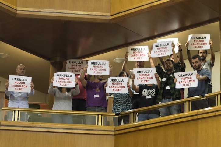 Trabajadores del metal protestan en el Parlamento de Gasteiz, el pasado viernes. (Juanan RUIZ/FOKU)