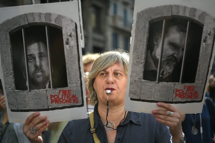 Los retratos de Junqueras y Cuixart, en las protestas tras la condena. (Lluís GENE | AFP)
