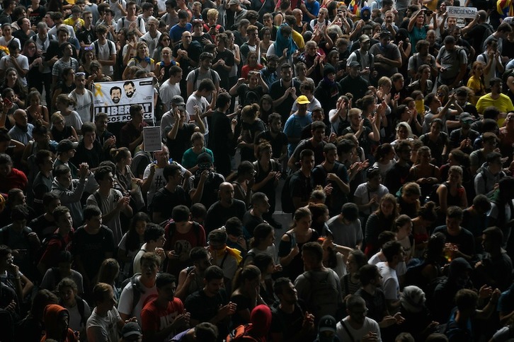 Miles de personas ocupan la terminal de El Prat. (Lluis GENÉ | AFP)