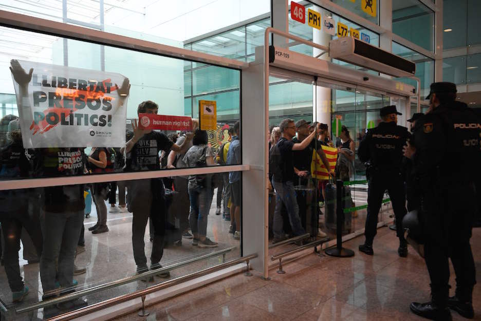 Protesta a las puertas del aeropuerto del Prat, en Barcelona. (LLUIS GENE/ AFP)