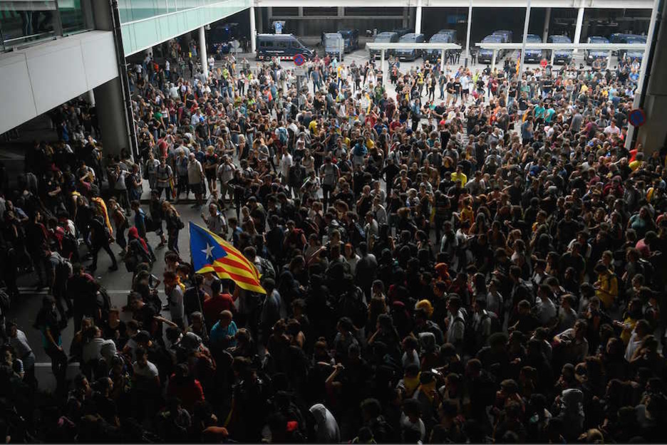 Cientos de personas, en el aeropuerto del Prat. (LLUIS GENE/ AFP)