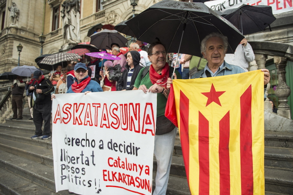 Apoyo a Catalunya en la concentración de pensionistas en Bilbo. (Monika DEL VALLE / FOKU)