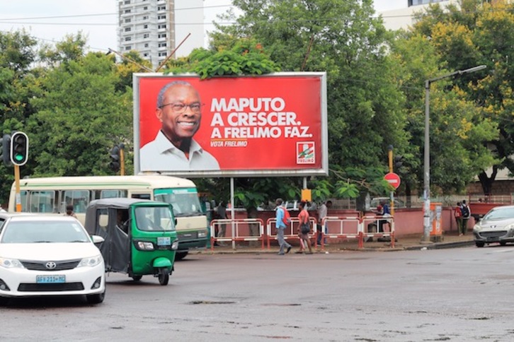 Un cartel electoral de la Frelimo en el centro de Maputo. (P.L.OROSA)