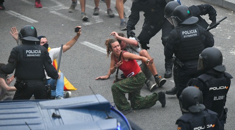 Carga de la Policía española en el exterior del aeropuerto. (Lluis GENE | AFP)