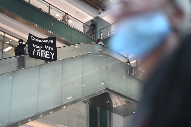 Pancarta de apoyo a Morey en Hong Kong. (Philip HONG/AFP)