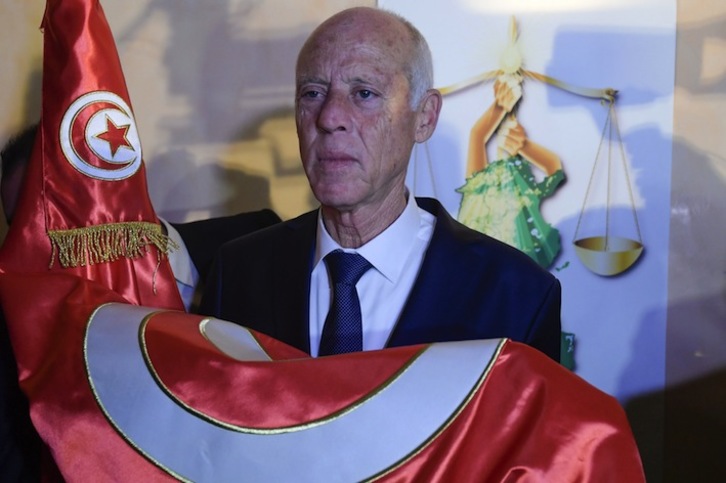 Kais Saied celebra su victoria el domingo. (Fethi BELAID / AFP)
