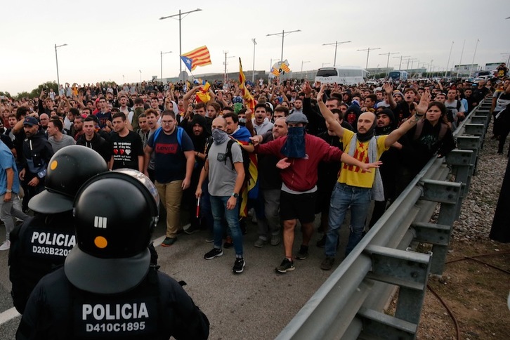 Manifestantes, el lunes tarde ante el aeropuerto de El Prat. (Pau BARRENA | AFP)
