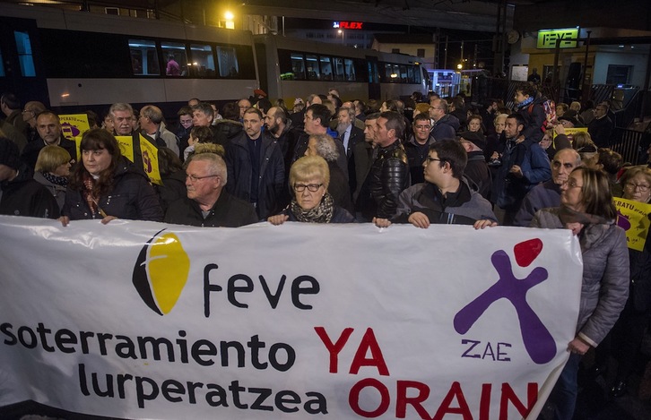 Protesta en febrero de 2017 tras la muerte de una vecina al ser arrollada por un tren. (Luis JAUREGIALTZO | FOKU)